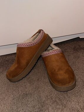 White Mountain Brown Suede Kids' Slip-On Clogs with Pink Trim